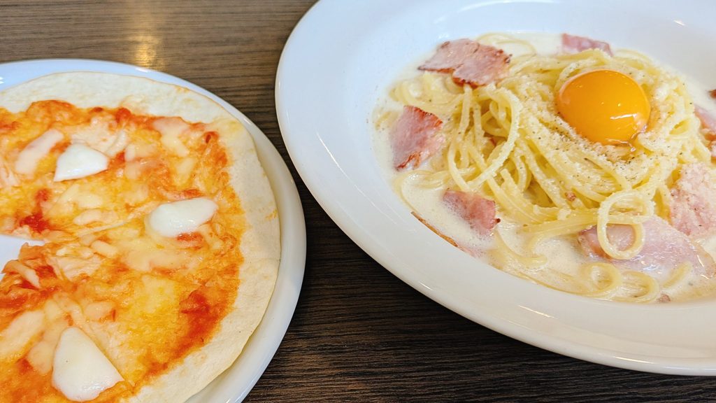 パスタとピザの写真